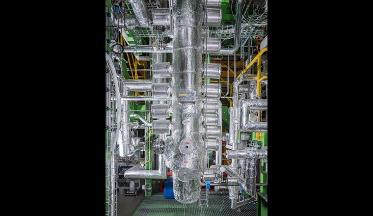 Par rapport à l'ensemble de l'installation, le réacteur proprement dit est encore plus compact. C'est là qu'a lieu la réaction du CO2 et de l'hydrogène (H2) pour former du méthane (CH4) et de l'eau (H2O). (Photo: ©Institut Paul Scherrer/Markus Fischer)