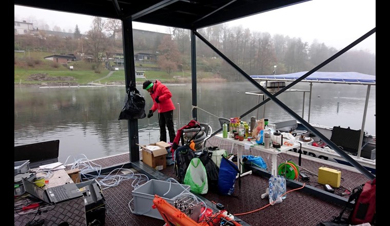 Le misurazioni sul lago Rotsee sono state effettuate ininterrottamente per 48 ore, giorno e notte, nel mese di novembre. I ricercatori hanno lavorato a turni. (Foto: Guillaume Cunillera, EPFL)