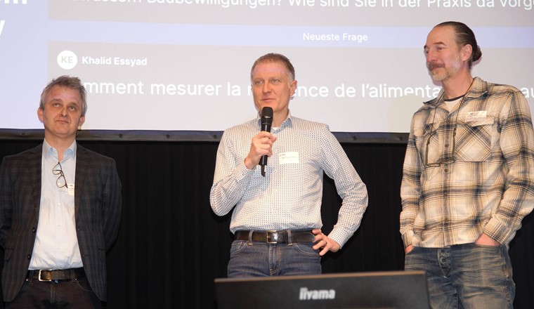 Michael Schärer, Stefan Hasler e Niels Werdenberg (da sinistra) rispondono alle domande sui temi della protezione precauzionale delle risorse, delle terre spugna e delle città spugna. (Immagine: SVGW)