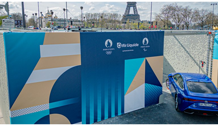 Olympischer Look der Wasserstofftankstelle am Place de l'Alma im Herzen von Paris. (© Air Liquide)