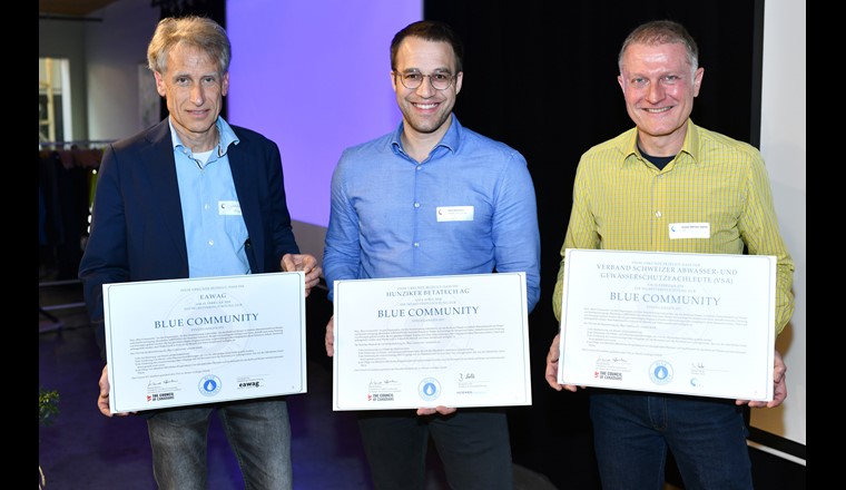 De gauche à droite : Christian Stamm (membre de la direction d’Eawag) , Benjamin Lüthi (membre de la direction de Hunziker Betatech AG) et le directeur du VSA Stefan Hasler reçoivent le titre de Blue Community. Photo : Covino/VSA