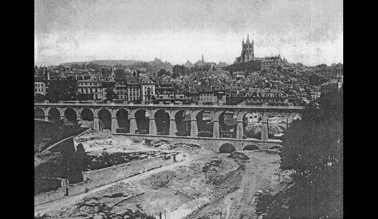 Comblement de la Vallée du Flon et enfouissement du niveau inférieur des arches du Grand-Pont en 1873. (c) Archives de la Ville de Lausanne.