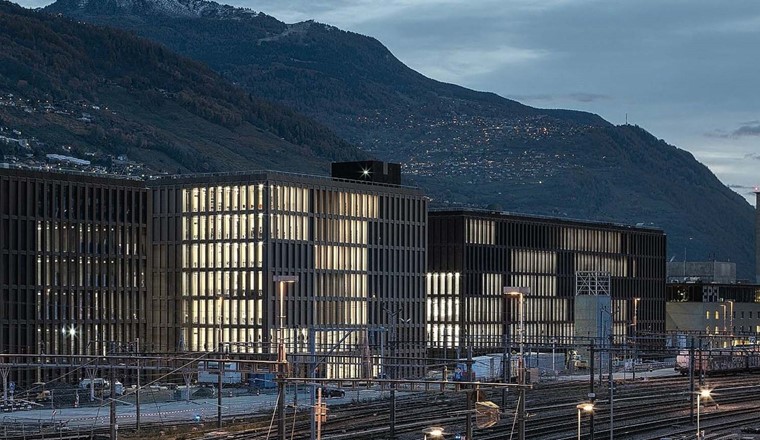 Le projet de réseau CO2 développé sur le Campus Energypolis de Sion a pour ambition d’approvisionner en chaud et en froid les trois bâtiments de la Haute Ecole d’Ingénierie de la HES-SO Valais-Wallis avec une énergie 100% renouvelable. (Image : HES SO)