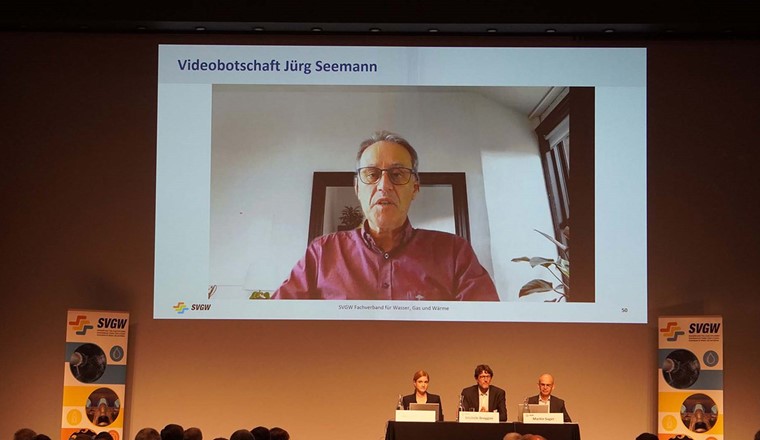 Jürg Seemann a été nommé membre d'honneur de SVGW pour ses services. Comme il n'a pas pu se rendre à Baden, il a adressé quelques mots aux membres par message vidéo. (Image : SVGW)