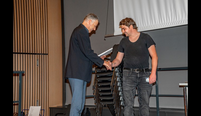 Rolf Meier (l.) gratuliert Gabriel Zimmerli, der die Prüfung mit Bravour bestand. (© Beni Meier)