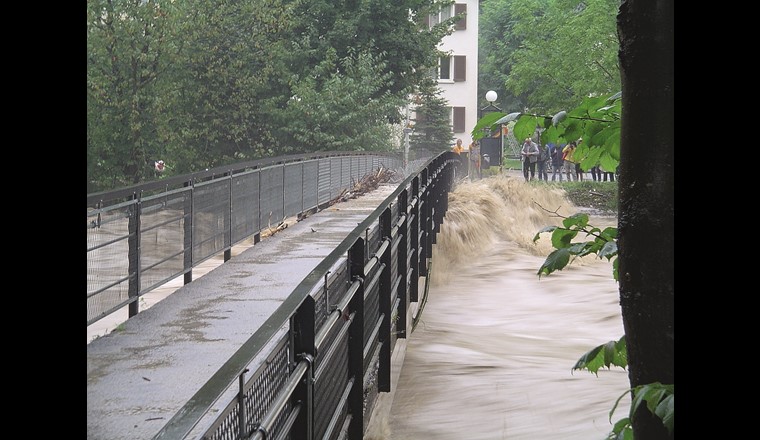 Brücke bei einem der örtlich bisher grössten Hochwasser. Kommt es künftig infolge der Klimaveränderung zu höheren Abflüssen, droht an gewissen Gewässerabschnitten ein sprunghafter Anstieg der Schäden. (Bild: Mobiliar Lab für Naturrisiken/Rolf Ryser/CC BY-SA 4.0)