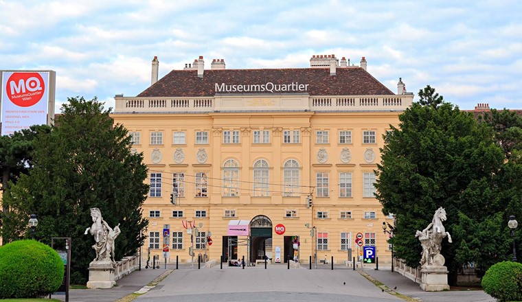 Entrée du Museumsquartier à Vienne. (Image : Adobe Stock)