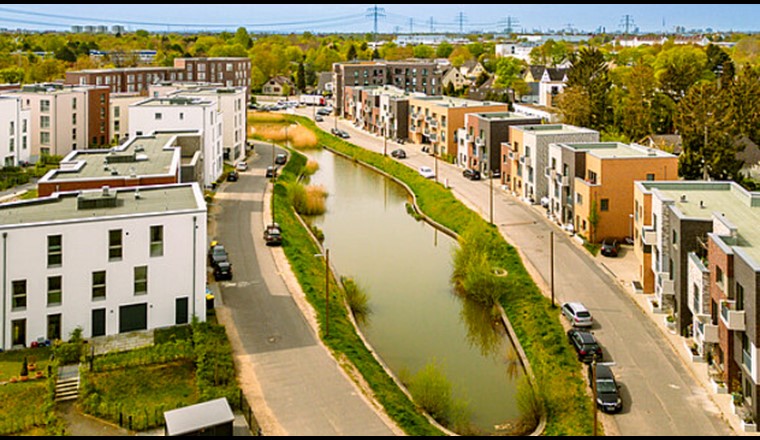 Le quartier de Jenfelder Au à Hambourg est la plus grande zone résidentielle d'Europe qui gère ses eaux usées en petits circuits locaux depuis 2017 (photo : Ulrich Perrey / HAMBURG WASSER).