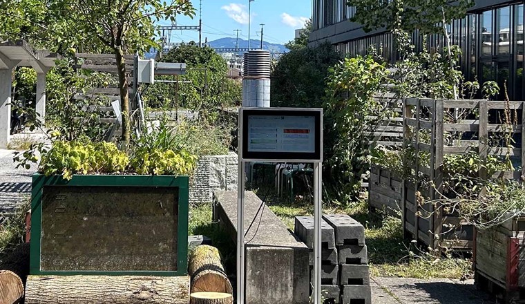 Die gläserne Baumrigole mit dem Dashboard auf dem Campus OST in Rapperswil. (Bild: OST)