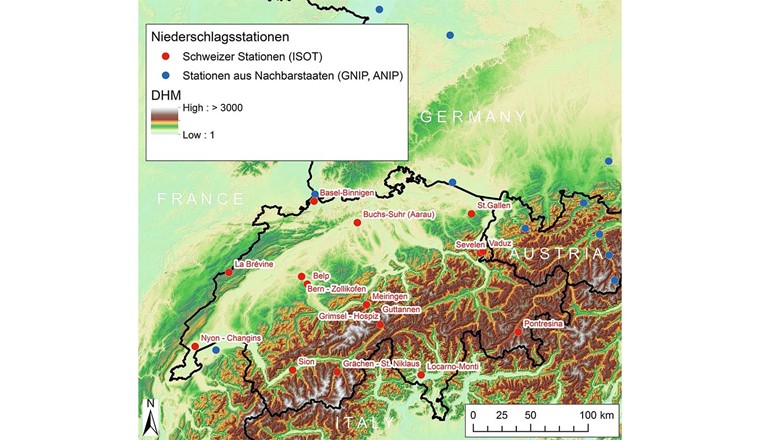 Fig. 1 Stationen, von denen Messdaten verwendet wurden. Schweizer Stationen sind rot dargestellt (mit Namen) und Stationen in Süddeutschland, Österreich und Frankreich in Blau. Unterlegt ist ein digitales Höhenmodell für Europa mit einer Gitterauflösung von 1000 m.