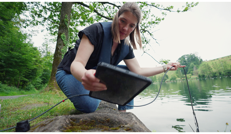 Naturwissenschaftlerin Kathrin Saribekyan bereitet die Probenahme vor
Foto: (c) VSA