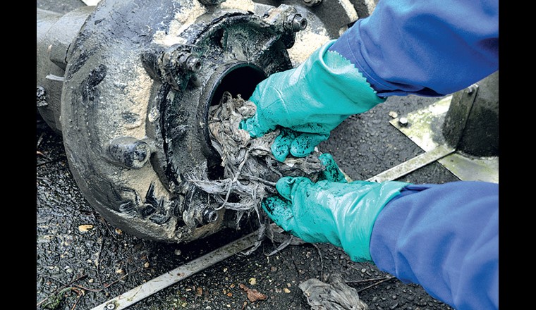 Pompe encrassée par des lingettes et autres déchets rejetés dans les réseaux d’assainissement.