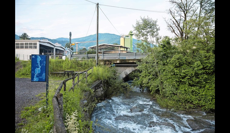 5 auf der Karte: Die Beschilderung gibt den Besuchenden auch dort Orientierung, wo sich der Weg in Siedlungs- und Industriegebieten zu verlieren scheint. (© Stefanie Würsch)