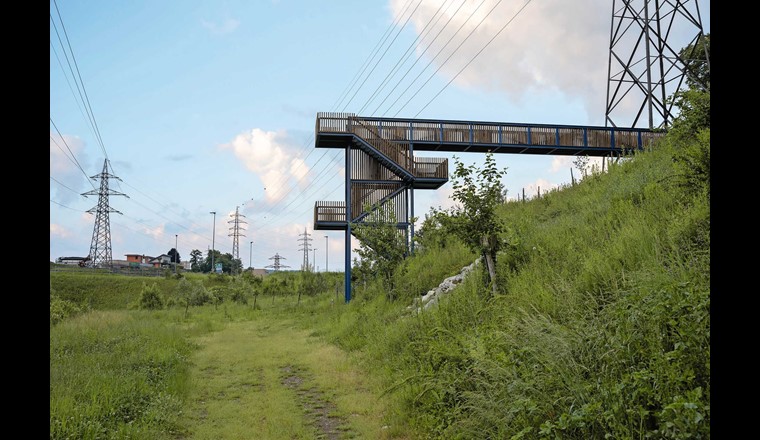 7 auf der Karte: Eine Fussgängerbrücke über den Autobahnzubringer macht den Park für die Bevölkerung westlich des Flusses zugänglich. Etwas weiter hinten befindet sich ein Wildtierkorridor, der unter der Strasse hindurchführt und die Populationen westlich und östlich des Tals miteinander verbindet. (© Stefanie Würsch)