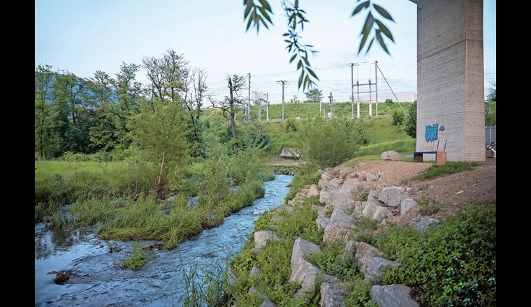 6 auf der Karte: Am renaturierten Flusslauf unter der Autobahn ist ein Aufenthaltsort für die Bevölkerung entstanden. Auf den Stufen der Überführung fand am Tag der Parkeinweihung eine stimmungsvolle Theatervorstellung statt. (© Stefanie Würsch)