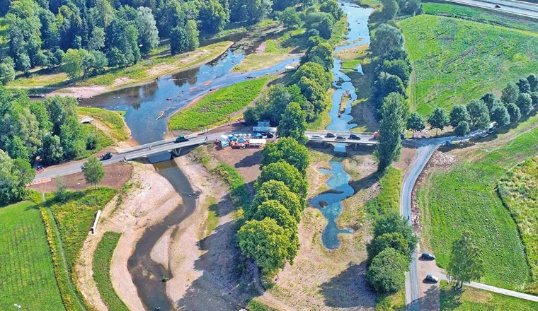 Fig. 1 Zusammenfluss von Brigach und Breg. Unter gewässerökologischen Aspekten wurde dieser Ort des Donau-Ursprungs renaturiert, Fertigstellung 2022. Links unten: Teil der Sportanlage Im Haberfeld. (Bild: rom-foto.de)