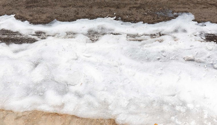 PFAS haltiger Schaum zur Brandbekämpfung. (Bild: Adobe Stock)