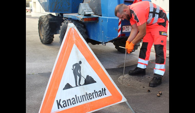 Shpend öffnet den Schachtdeckel.
Foto: Sicher/VSA