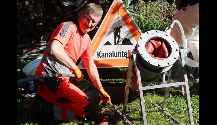 Kurt bereitet das Inlining-Sanierungsverfahren vor.