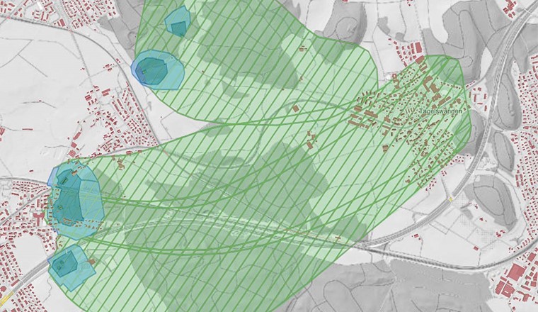 Ein Zuströmbereich im Kanton Zürich (grün schraffierte Fläche) mit den Grundwasserfassungen und ihren Schutzzonen (blaue Flächen). (© swisstopo, geodienste.ch)