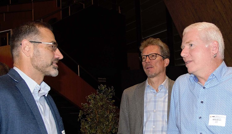 Discussion entre conférenciers pendant la pause (de g. à dr.) : Stefan Mürner, Matthias Freiburghaus et Martin Bärtschi.