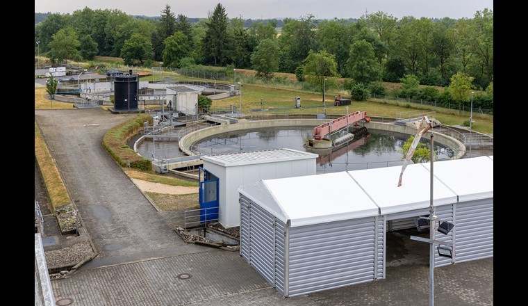 Im Rahmen des Projekts RoKKa wurden auf der Kläranlage Erbach neue Verfahren zur Rückgewinnung von Rohstoffen aus Abwasser pilotiert und über mehrere Monate erprobt. (© Frank Eppler/Umwelttechnik BW)