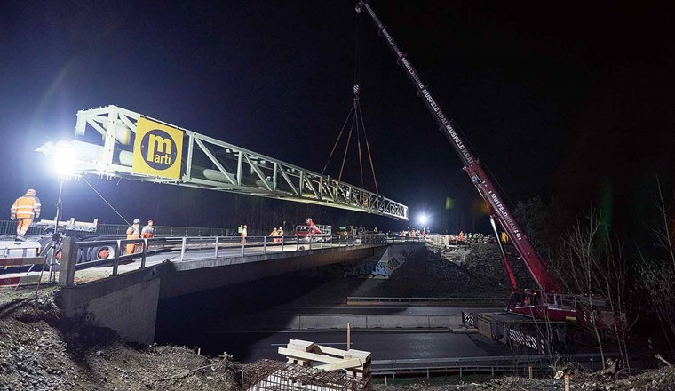 Fig. 5 Montage der neuen Rohrbrücke über die Autobahn A18