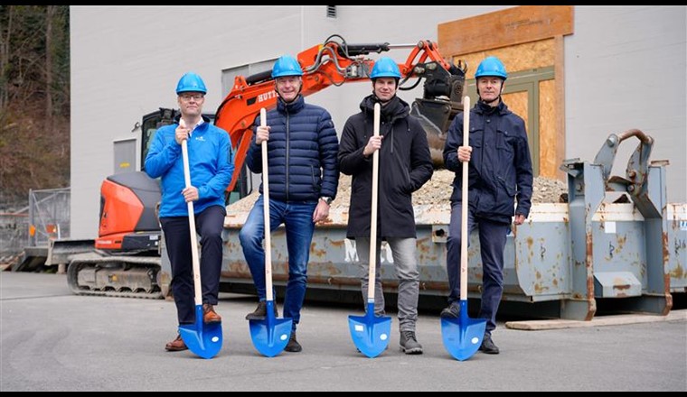 Erfolgreicher Spatenstich für die nächste Wasserstoffproduktionsanlage in Bürglen/UR (von links nach rechts: Werner Jauch, CEO EWA-energie Uri, Alexander Streitzig, Schätzle AG, sowie Michael Limacher und Carlo Cirillo aus dem Wasserstoff-Team von Axpo. (© Axpo)