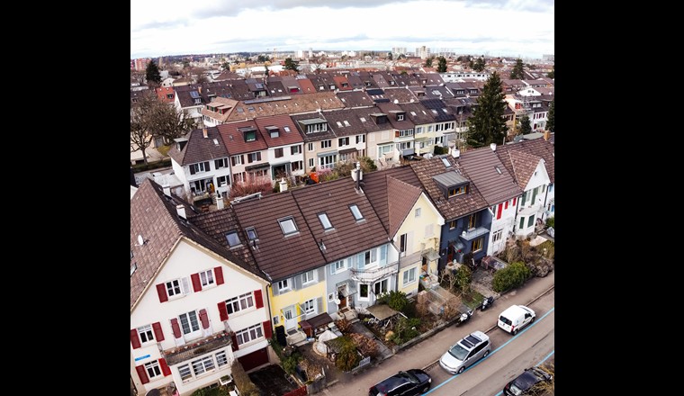 Der erste Nanoverbund besteht in Basel. Dank Heizungszusammenschluss sparen die Eigentümer Geld und heizen erneuerbar. (© N. Aebischer, E. Buser)