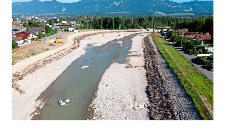 Die Emme im Kanton Solothurn – ziemlich kahl direkt nach der Fertigstellung. (© IUB Engineering AG)