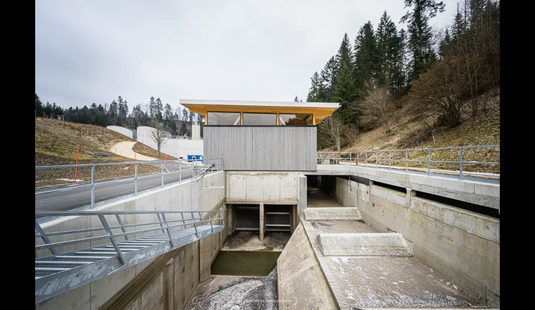 Fig. 3 Prise d’eau dans le canal d’évacuation des eaux de la ville. L’escalier amovible permet un accès facilité à la partie amont des dégrilleurs et le centre de la prise.