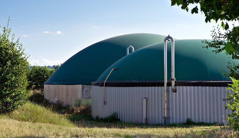 Il biogas dovrebbe essere utilizzato sempre più spesso dove è necessario. Non dove viene prodotto. (Immagine: Adobe Stock)