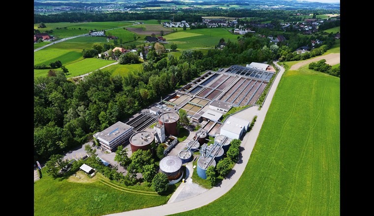 Mit über 150'000 angeschlossenen Einwohnern gehört die Kläranlage Schönau in Cham, Kanton Zug, zu den grösseren Abwasserreinigungsanlagen der Schweiz.