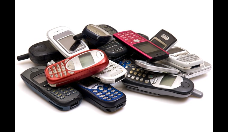 Dopo quasi 30 anni la vecchia tecnologia dei telefoni cellulari ha fatto il suo corso. A molti tornano in mente i robusti telefoni cellulari. (© A. Bakaleev/123RF.com)