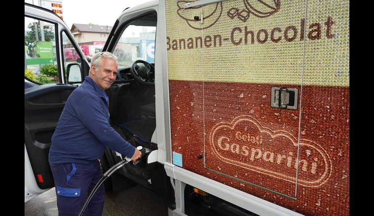 L’autista Claude Haen alimenta il nuovo camion a metano con biogas svizzero. (Fonte. CNG-Mobility.ch)