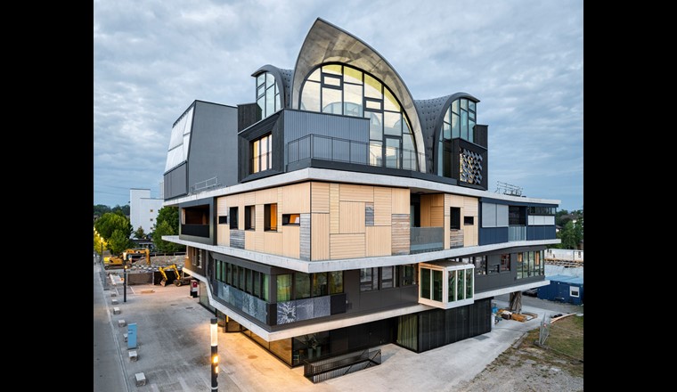 Die Unit HiLo thront auf der obersten Plattform des Forschungs- und Innovationsgebäudes NEST auf dem Empa-Campus in Dübendorf, Schweiz. (Foto: Roman Keller)